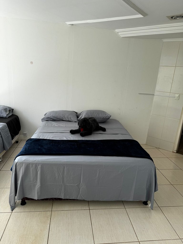 Apto exclusivo e individualizado com cozinha e banho privati
